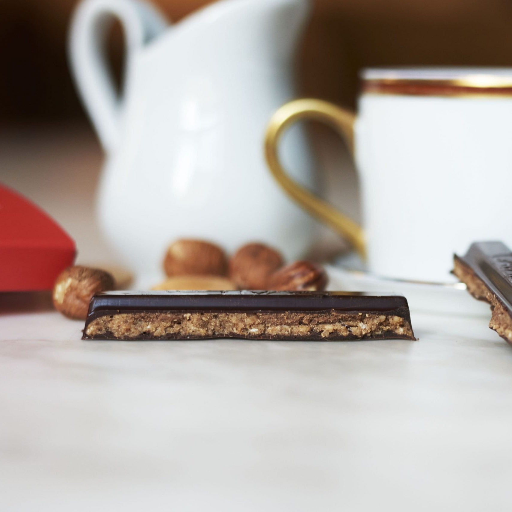 Tablette de chocolat noir fourrée au praliné maison à l'ancienne, par Cavaletti Paris. a déguster avec le café. facile a coupé. aussi simple mais tellement meilleures qu'un Kit Kat