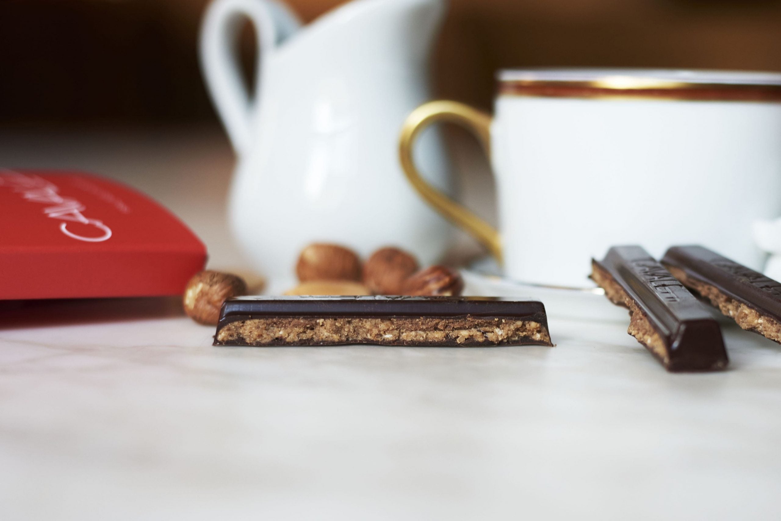 Tablette de chocolat noir fourrée au praliné maison à l'ancienne, par Cavaletti Paris. a déguster avec le café. facile a coupé. aussi simple mais tellement meilleures qu'un Kit Kat