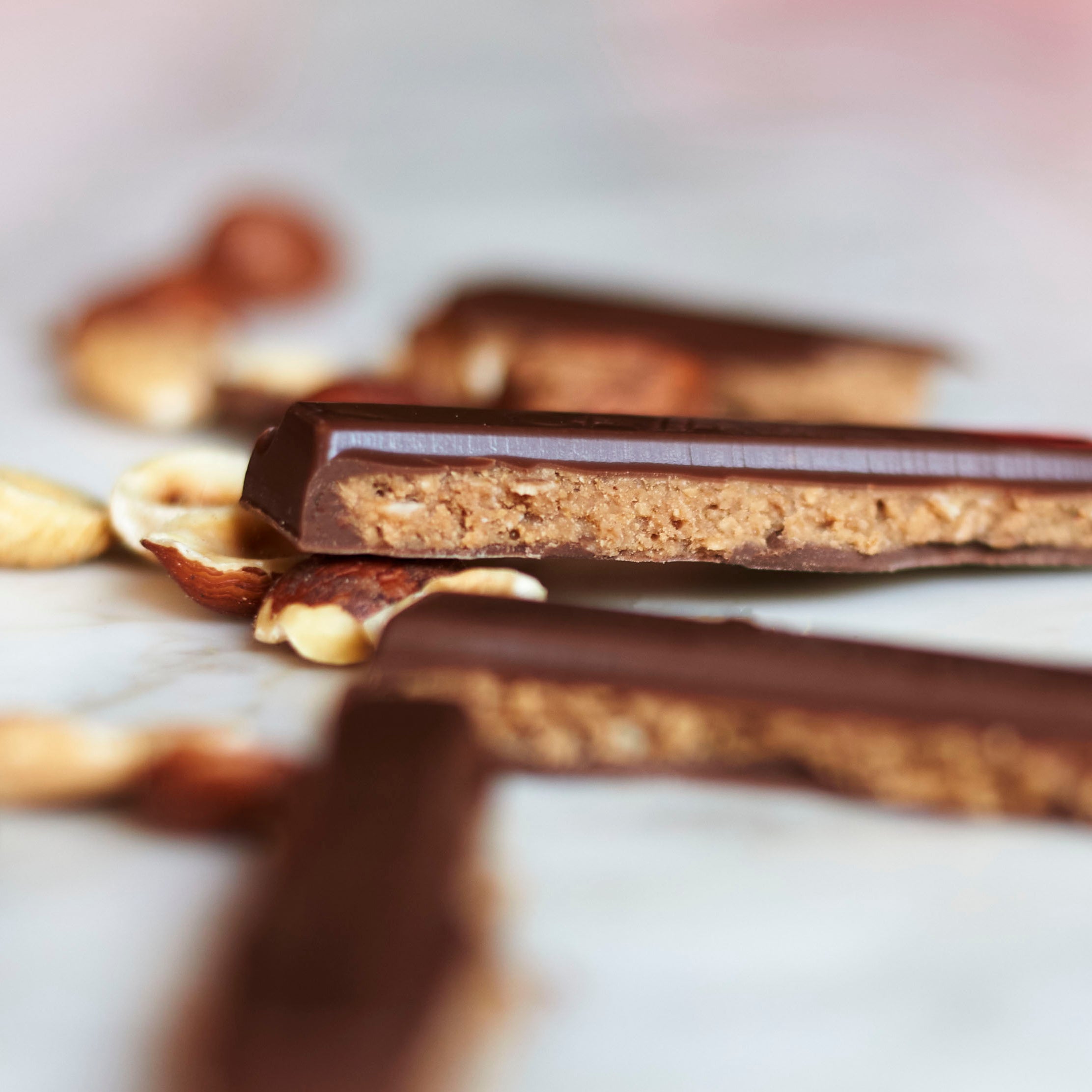Tablette de chocolat noir fourrée au praliné maison à l'ancienne, par Cavaletti Paris. Praliné généreux, pauvre en sucre, riche en amande et noisettes.