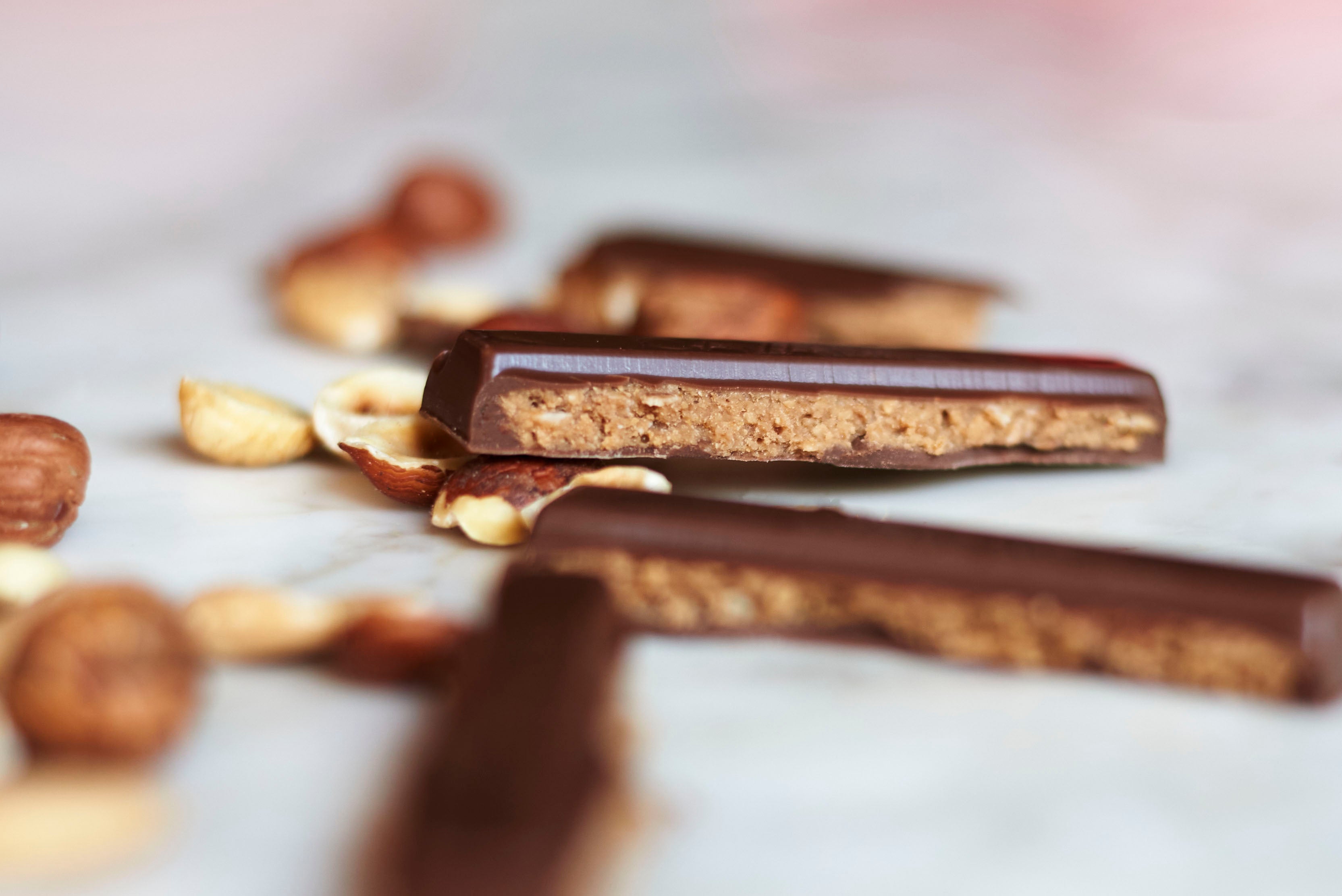 Tablette de chocolat noir fourrée au praliné maison à l'ancienne, par Cavaletti Paris. Praliné généreux, pauvre en sucre, riche en amande et noisettes.