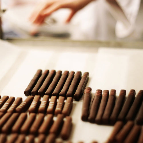 Chocolat praliné en forme originale de barres. Elégantes, fines pour une dégustation haut de gamme. Réalisées à la main par notre chocolatier Cavaletti Paris