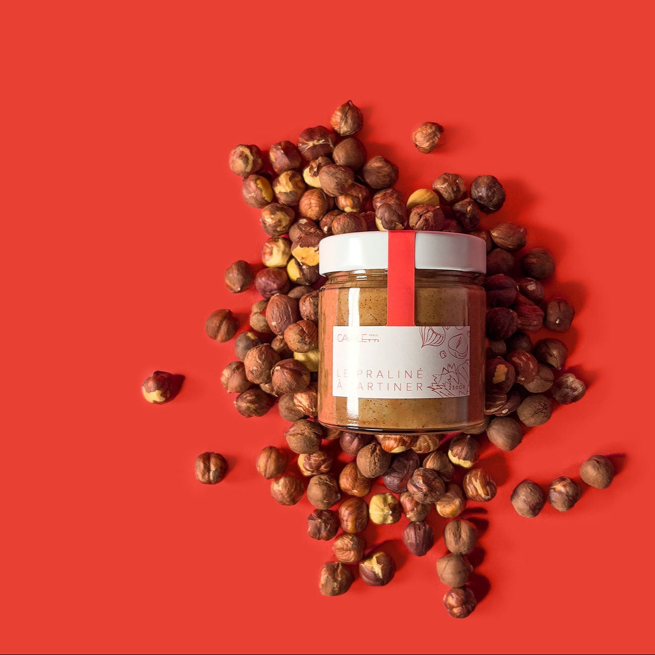 Oubliez le Nutella, le praliné à tartiné au chocolat au lait de Cavaletti Paris est une pate à tartiner maison, haut de gamme à base de noisette et chocolat de luxe.