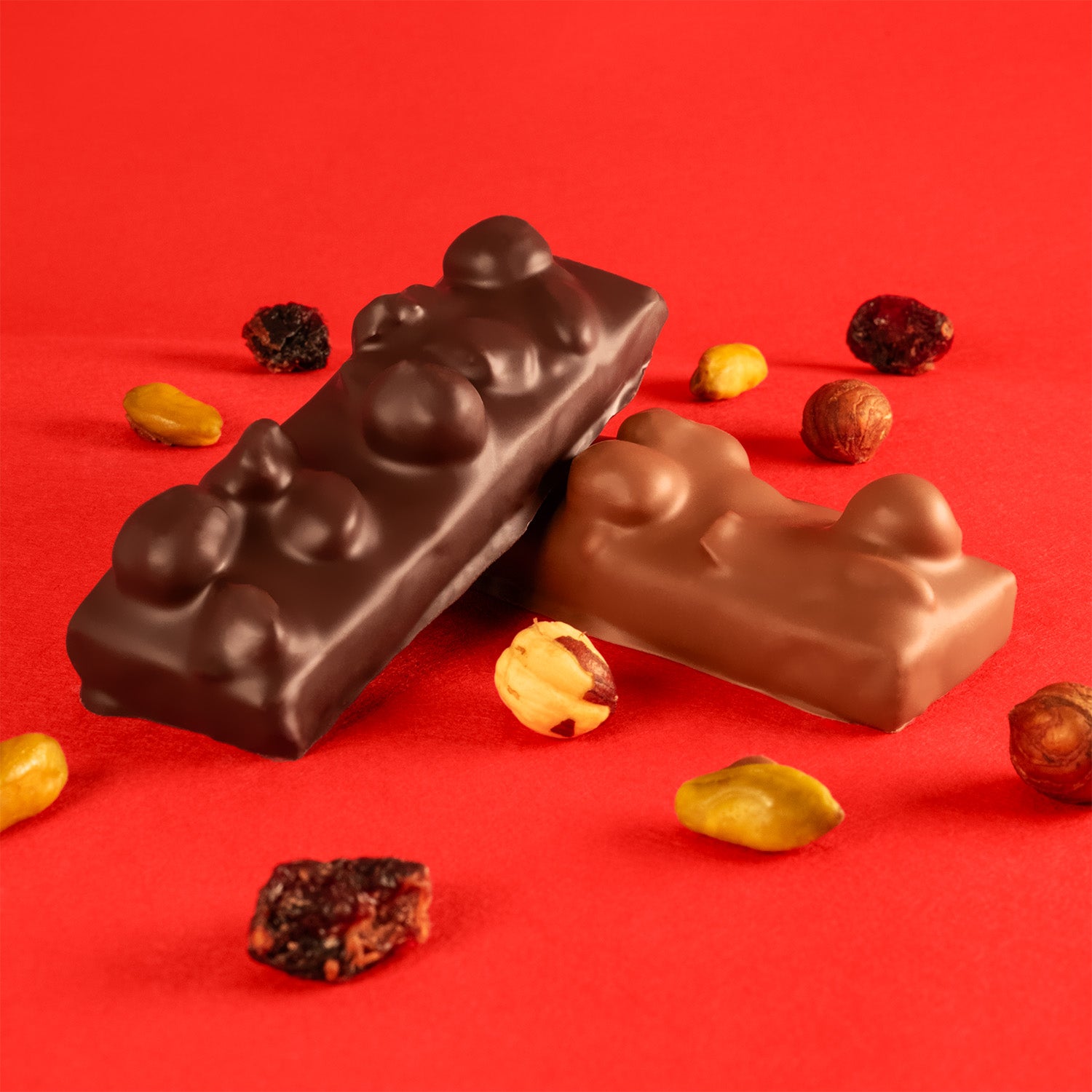 Barre pralinée façon mendiant au chocolat, pistache, cranberries et amandes. Un barre chocolatée de luxe pur les fins gourmands. par Cavaletti Paris