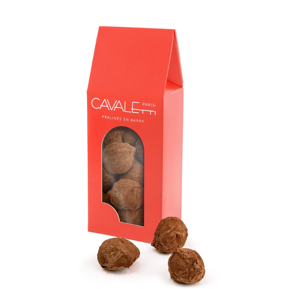 Truffe au chocolat noir, coeur ganache par Cavaletti paris. Réalisée à la main dans notre atelier près de Paris.