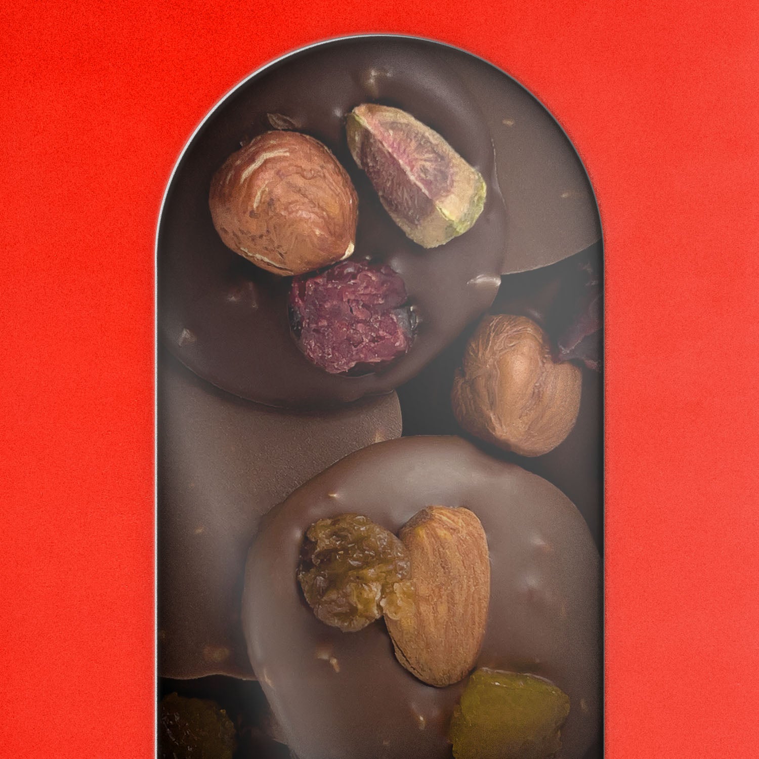 Mendiants maisons au chocolat noir et chocolat au lait. Noisette, pistache, raisin, et noix. Nos chocolats sont fabriqué à Neuilly sur Seine près de Paris dans notre chocolaterie.