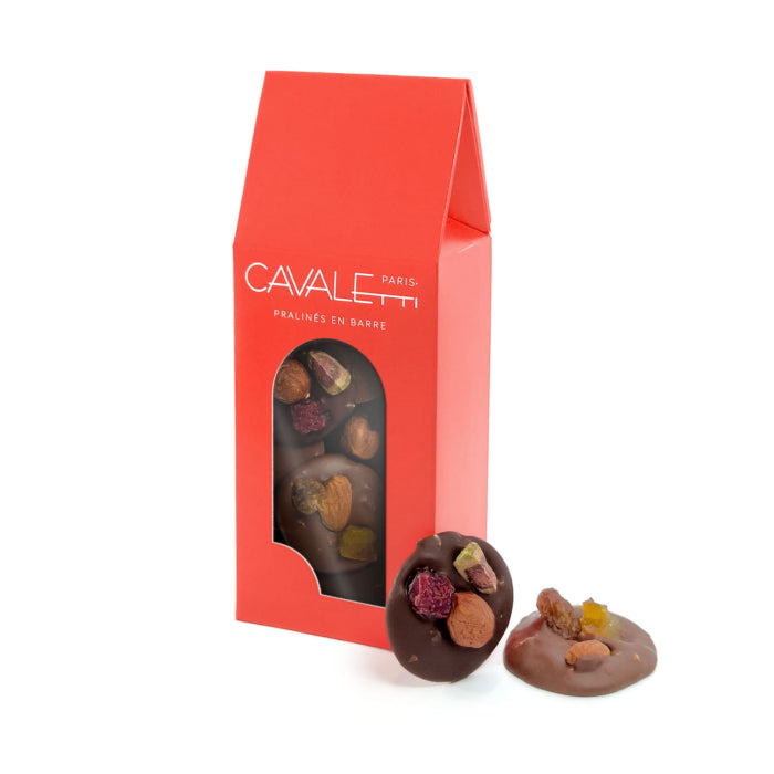 Mendiant artisanaux au chocolat noir et chocolat au lait. Noisette, pistache, raisin, et noix. Nos chocolats sont fabriqués à Neuilly sur Seine près de Paris. Par Cavaletti Paris