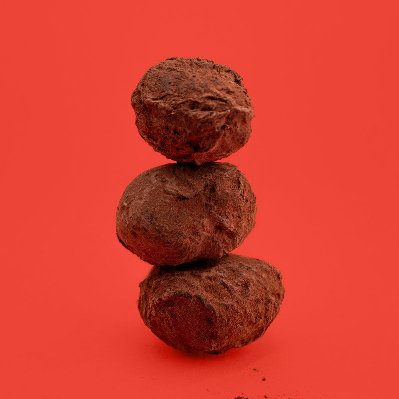 Truffe au chocolat noir, coeur ganache par Cavaletti paris. Réalisée à la main dans notre atelier près de Paris. enrobées d'un cacao délicat.