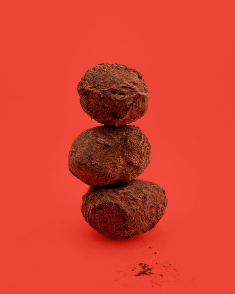 Truffe au chocolat noir, coeur ganache par Cavaletti paris. Réalisée à la main dans notre atelier près de Paris. enrobées d'un cacao délicat.