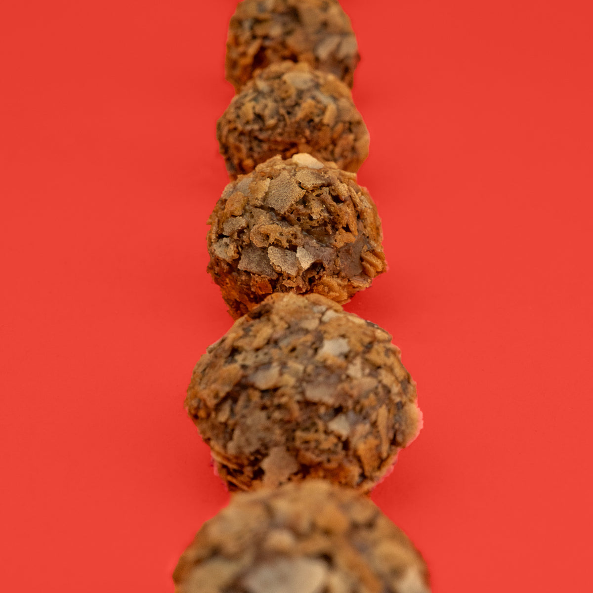 Truffes au chocolat Praliné, recette inédite de Cavaletti Paris. Fabrication à la main dans notre atelier à Neuilly sur seine, près de Paris.