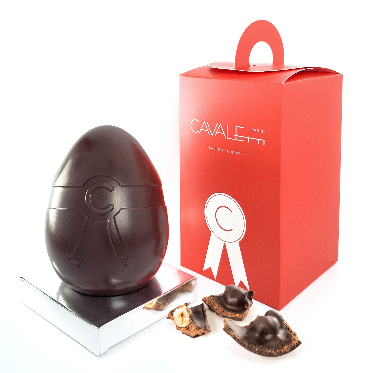 oeuf de paques en chocolat noir artisanal, au praliné noisette. Edition limitée par notre maitre chocolatier à Neuilly sur seine. 