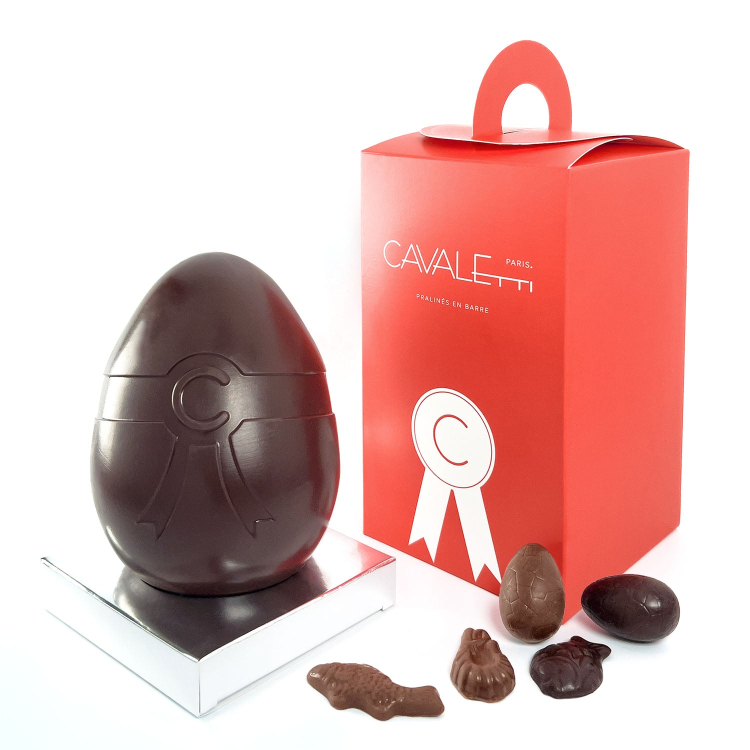 Oeuf de paques artisanal au chocolat noir garni petite friture chocolatée. Confection maison dans notre atelier Cavaletti Paris. 