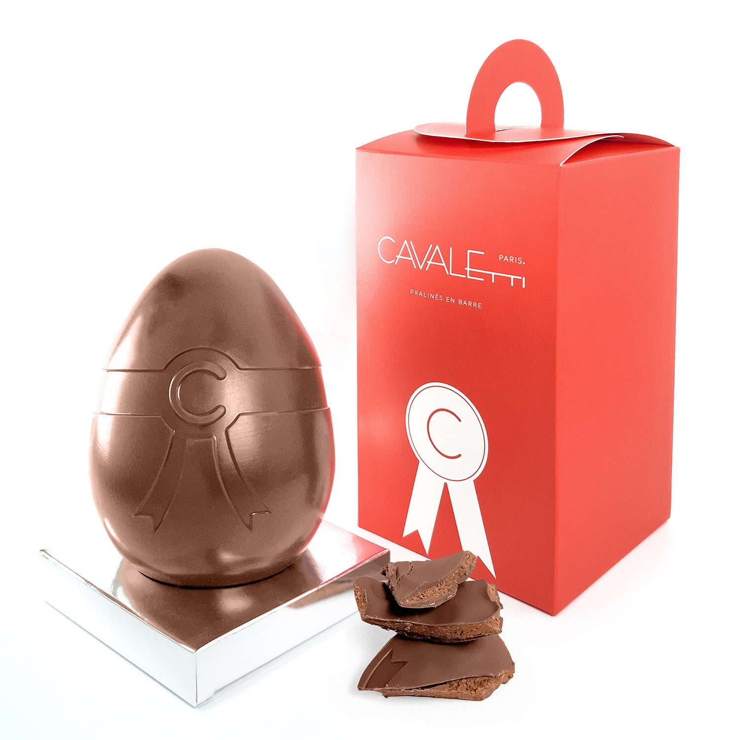 Oeuf de Paques en chocolat au lait, par Cavaletti Paris, Chocolatier artisanal à Neuilly sur Seine. Fourré au praliné à la noisette. 