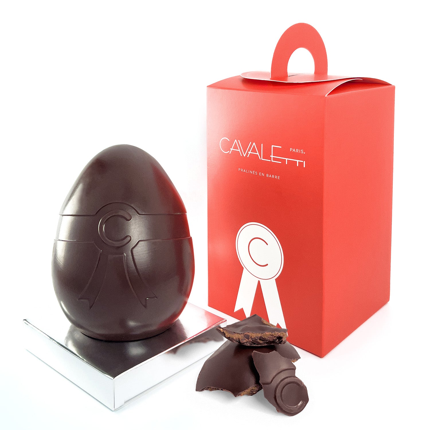 Oeuf de paques en chocolat par maitre chocolatier, confection artisanale dans notre boutique près de Paris. Fourré au praliné à l'ancienne. enrobage chocolat noir. 