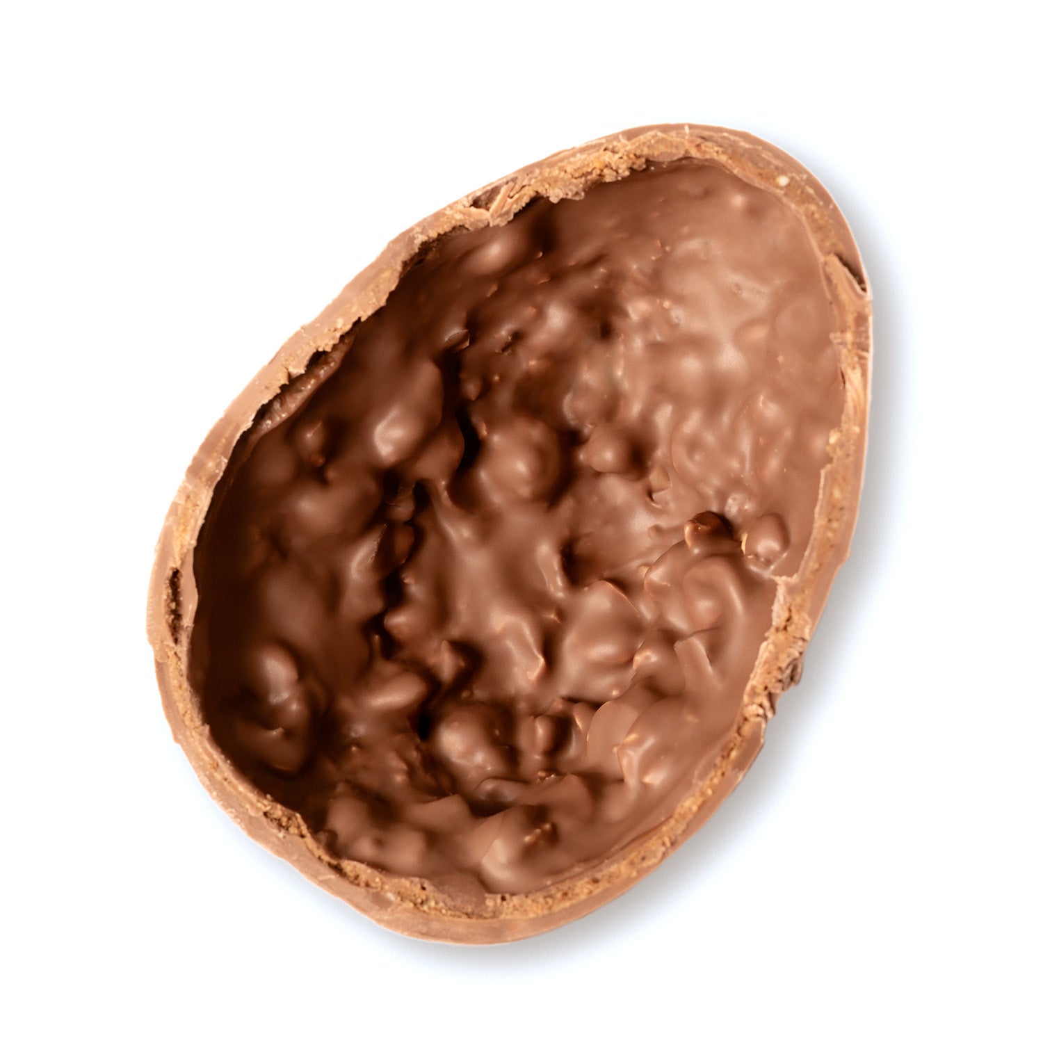 Découpé d'un Oeuf de pâques en chocolat au lait et au praliné noisette caramélisée. Création exclusive et artisanale, faite mains par Cavaletti Paris, maison de chocolat à Neuilly sur Seine.