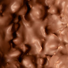 Focus sur l'intérieur gourmant de l'Oeuf de pâques en chocolat au lait et au praliné noisette. Création exclusive et artisanale par Cavaletti Paris, maison de chocolat à Neuilly sur Seine.
