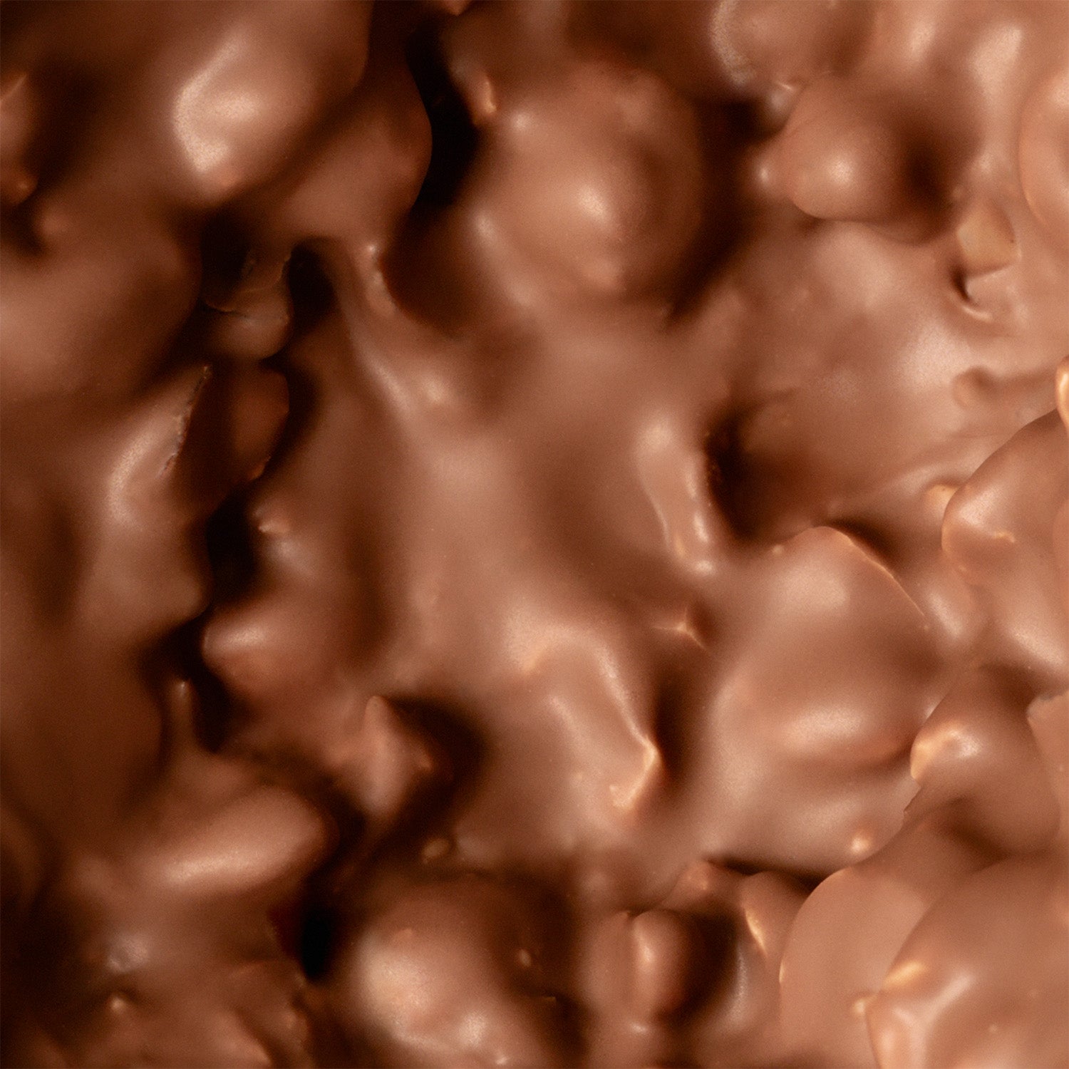 Focus sur l'intérieur gourmant de l'Oeuf de pâques en chocolat au lait et au praliné noisette. Création exclusive et artisanale par Cavaletti Paris, maison de chocolat à Neuilly sur Seine.