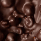 Texture de notre chocolat de paques au praliné noisette, artisanal de la maison de chocolat Cavaletti Paris. 