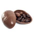 L'oeuf de paques garni de chocolat au lait et chocolat noir  : petites fritures et oeufs au praliné. par notre maitre chocolatier artisanal Sophie Basselier chez Cavaletti Paris 