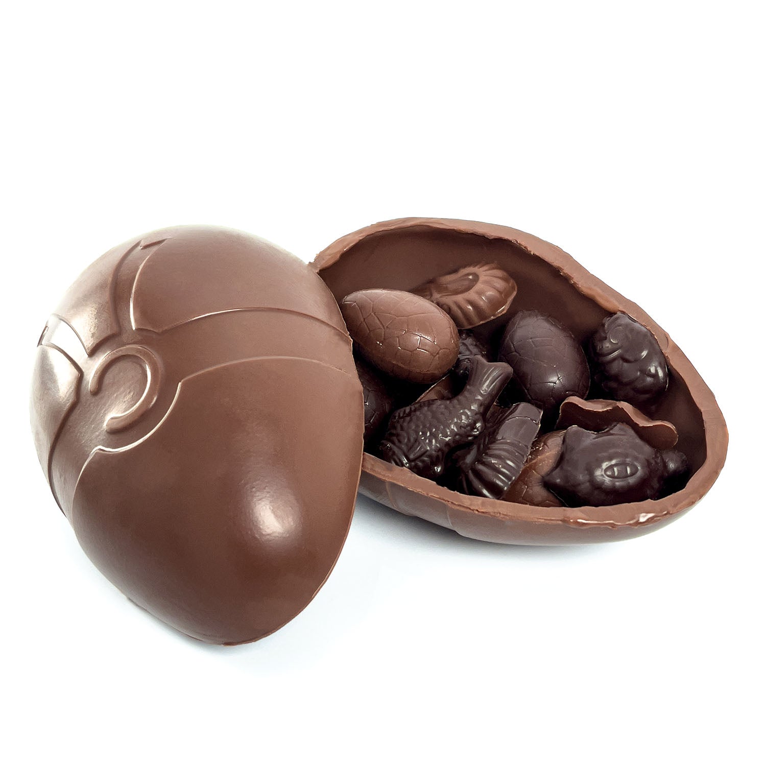L'oeuf de paques garni de chocolat au lait et chocolat noir  : petites fritures et oeufs au praliné. par notre maitre chocolatier artisanal Sophie Basselier chez Cavaletti Paris 