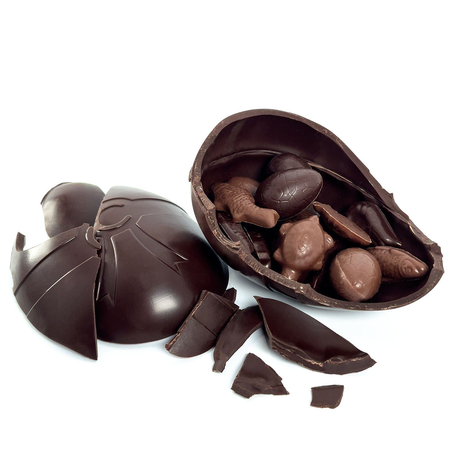 Focus sur l'oeuf de paques artisanal au chocolat noir garni petite friture chocolatée. Confection maison dans notre atelier Cavaletti Paris. 