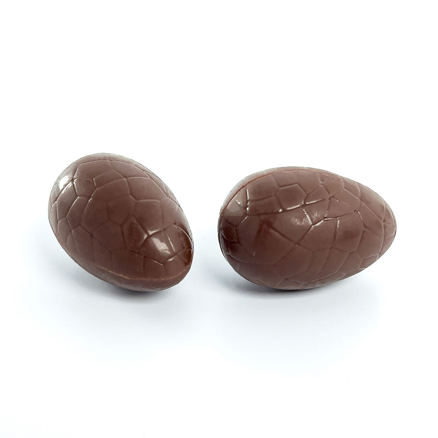 Petits oeufs de paques  de chocolatier fourrés au praliné artisanal. Chocolat au lait par Cavaletti Paris, maitre chocolatier à Neuilly sur Seine. 