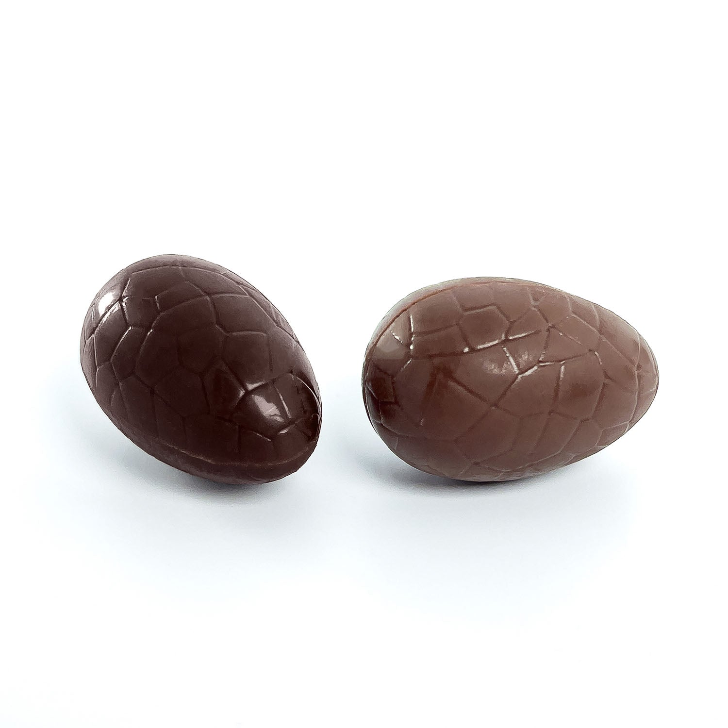 Petits oeufs de Pâques fourrés au praliné, chocolat artisanal lait et noir. Par Cavaletti Paris chocolatier à Neuilly Sur Seine. 