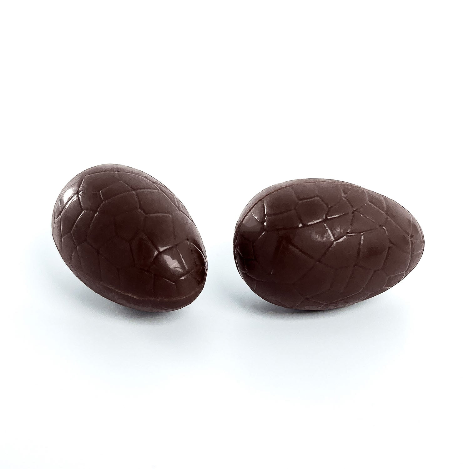 Petits oeufs de paques  de chocolatier fourrés au praliné artisanal. Chocolat noir intense par Cavaletti Paris, maitre chocolatier à Neuilly sur Seine. 