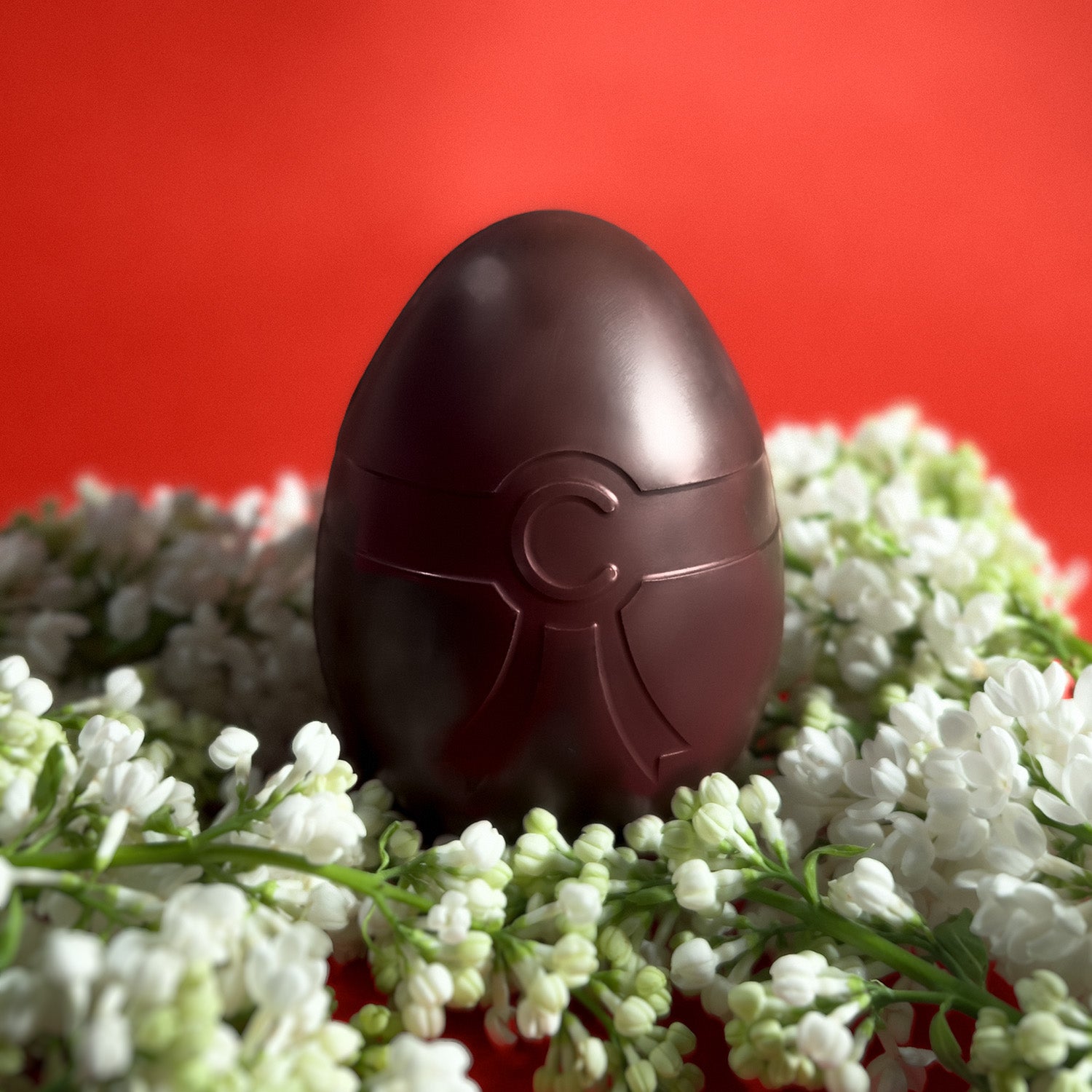 Joli et élégant oeuf de paques au chocolat noir par cavaletti Paris, artisan chocolatier à Neuilly sur seine. 