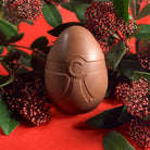 Oeuf de paques artisanal en chocolat au lait garni de petite fritures de paques : oeufs fourrés au praliné et petite fritures en chocolat. Par la maison de chocolat Cavaletti Paris. 