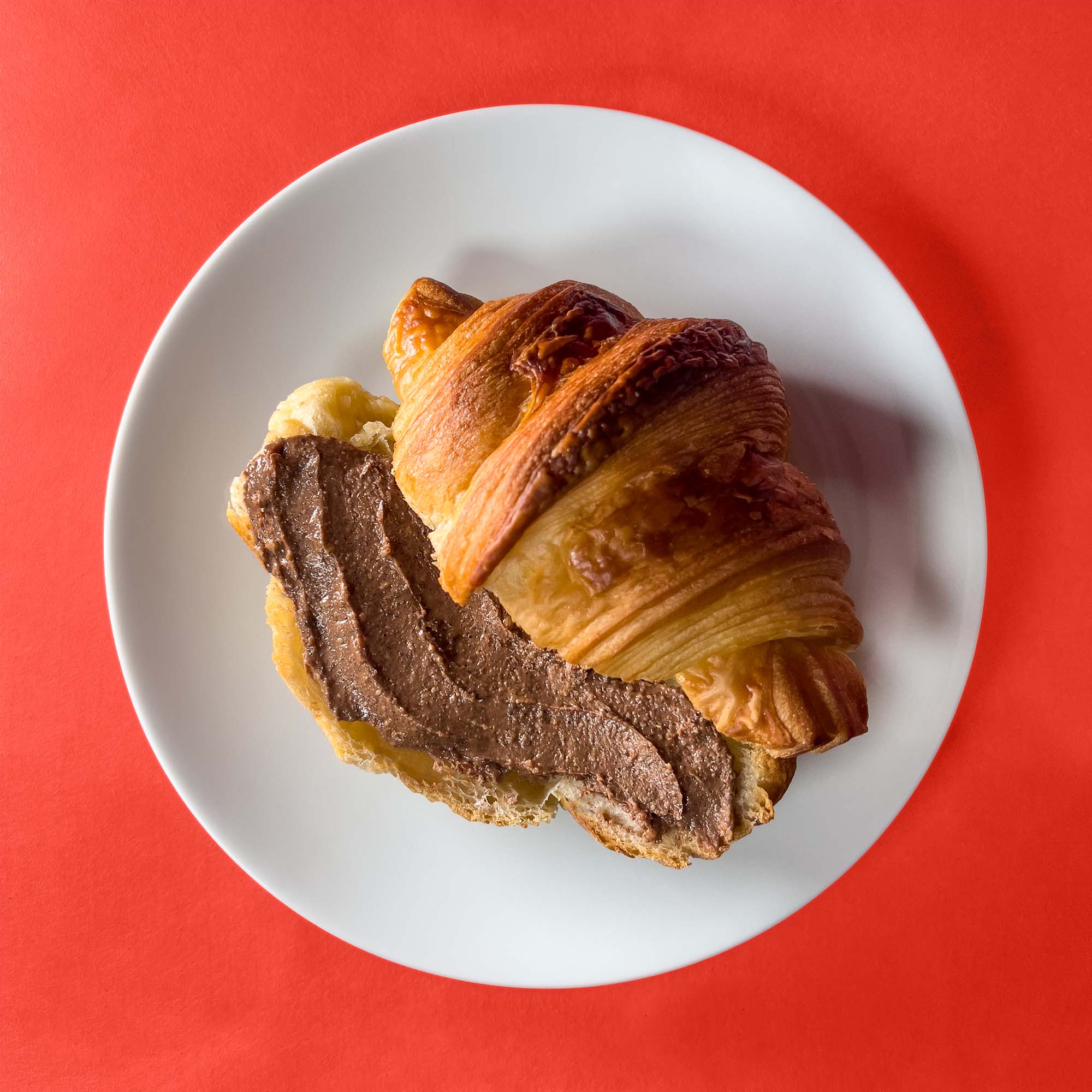 Petit déjeuner de luxe avec notre pate à tartiner au praliné au lait. réalisé artisanalement par notre maitre chocolatier Cavaletti Paris. 