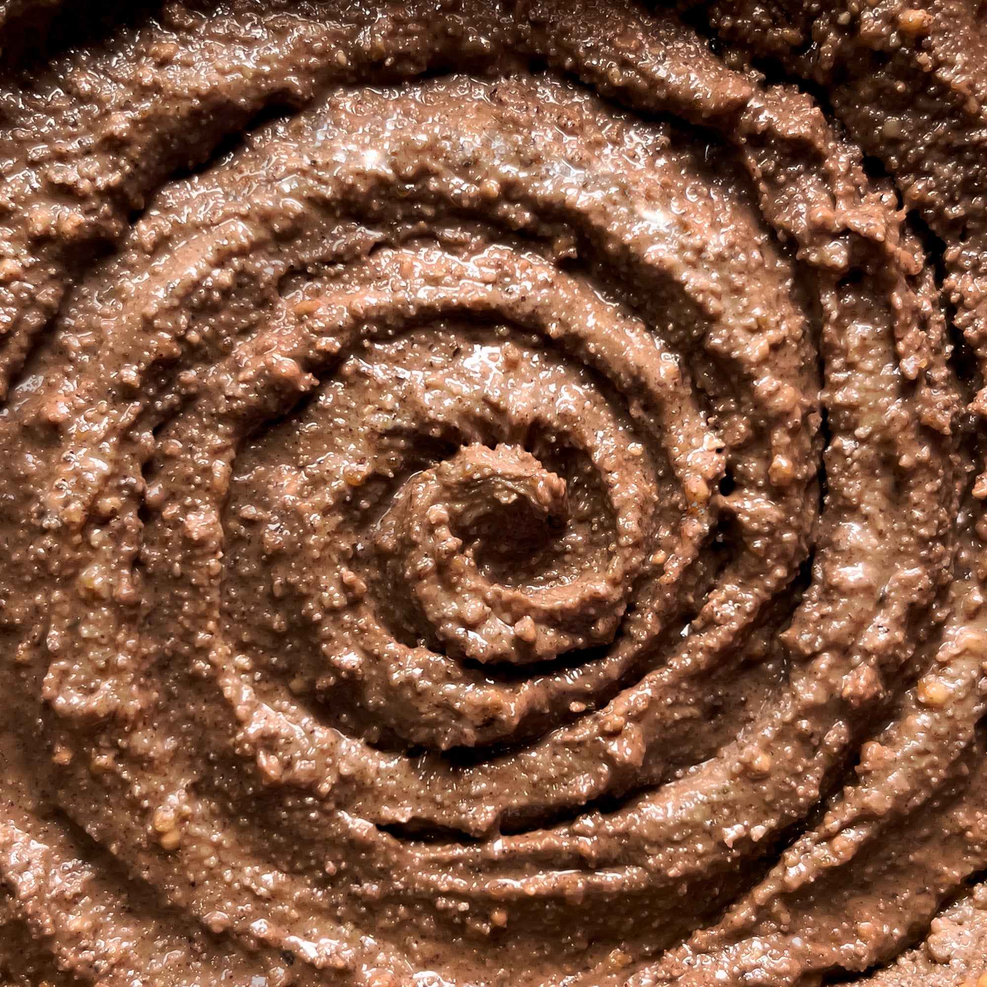 Praliné à tartiné au chocolat au lait de Cavaletti Paris est une pate à tartiner maison, haut de gamme  légèrement croustillante à base de noisette et chocolat de luxe.
