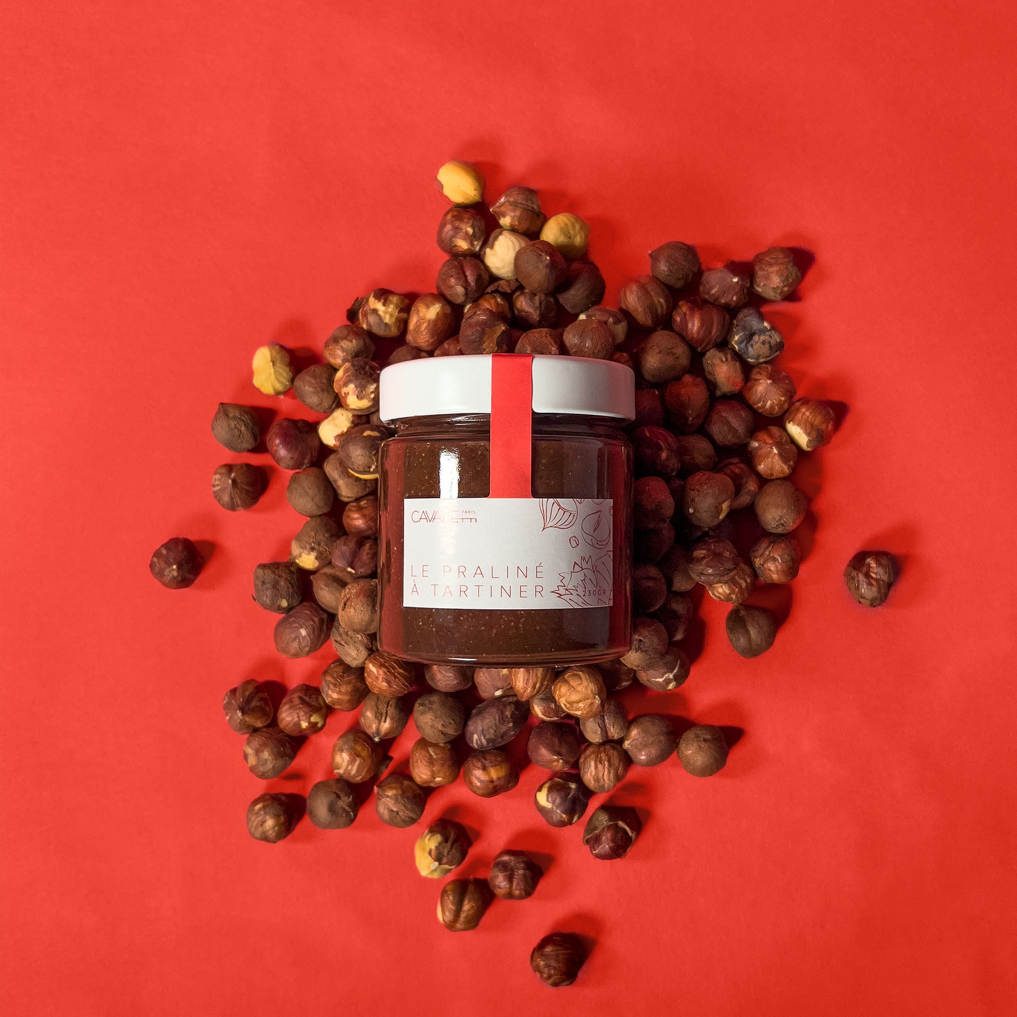 Le praliné à tartiné au chocolat noir. Une pate à tartiner riche en noisette et faite maison qui va vous faire oublier le nutella. Par Cavaletti Paris.