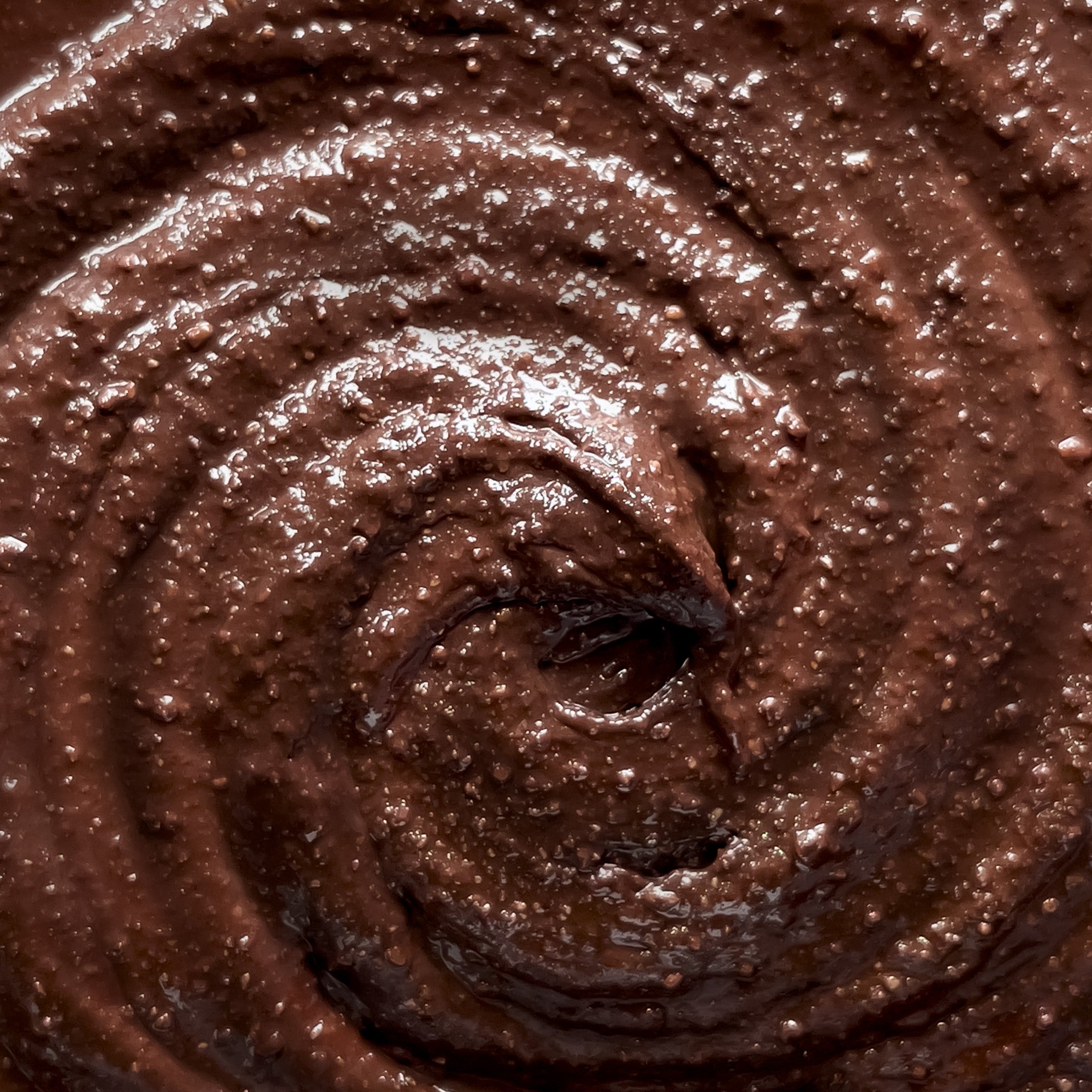 Le praliné à tartiné au chocolat noir. Une pate à tartiner riche en noisette et croustillante. Fabrication maison artisanale, haut de gamme qui va vous faire oublier le nutella. Par Cavaletti Paris.