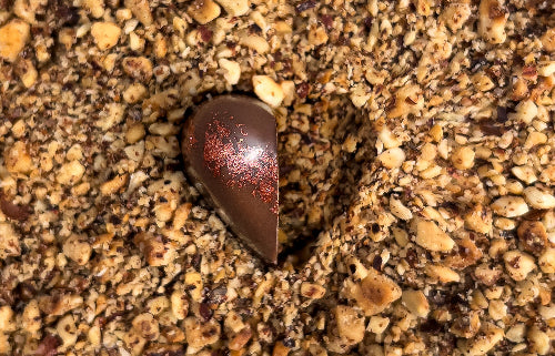 coeur au chocolat au lait et praliné 100% noisette. Peu sucré, artisanal et naturel.