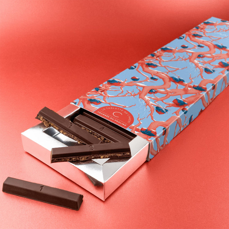 Calendrier de l'avent originale sous forme de tablette de 24 chocolats pralinés par Cavaletti Paris. un étui au design moderne et artistique pour offrir. Barre fourées au pralinés. 6 recettes exclusives.
