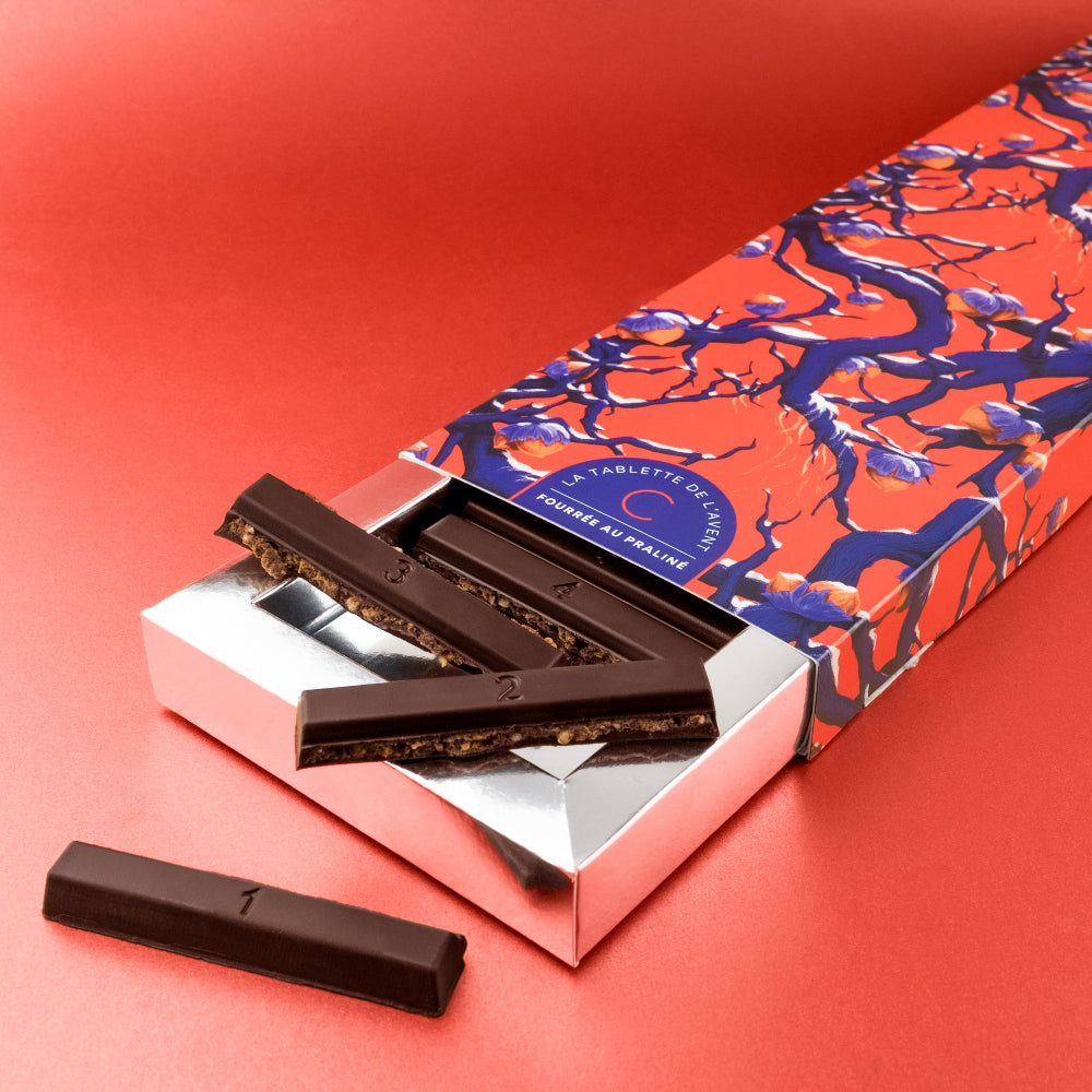 Chocolat praliné sous forme de tablette de l'avent. 24 barres pralinées en édition limitée, à offrir avant Noël, par Cavaletti Paris. enrobage chocolat noir