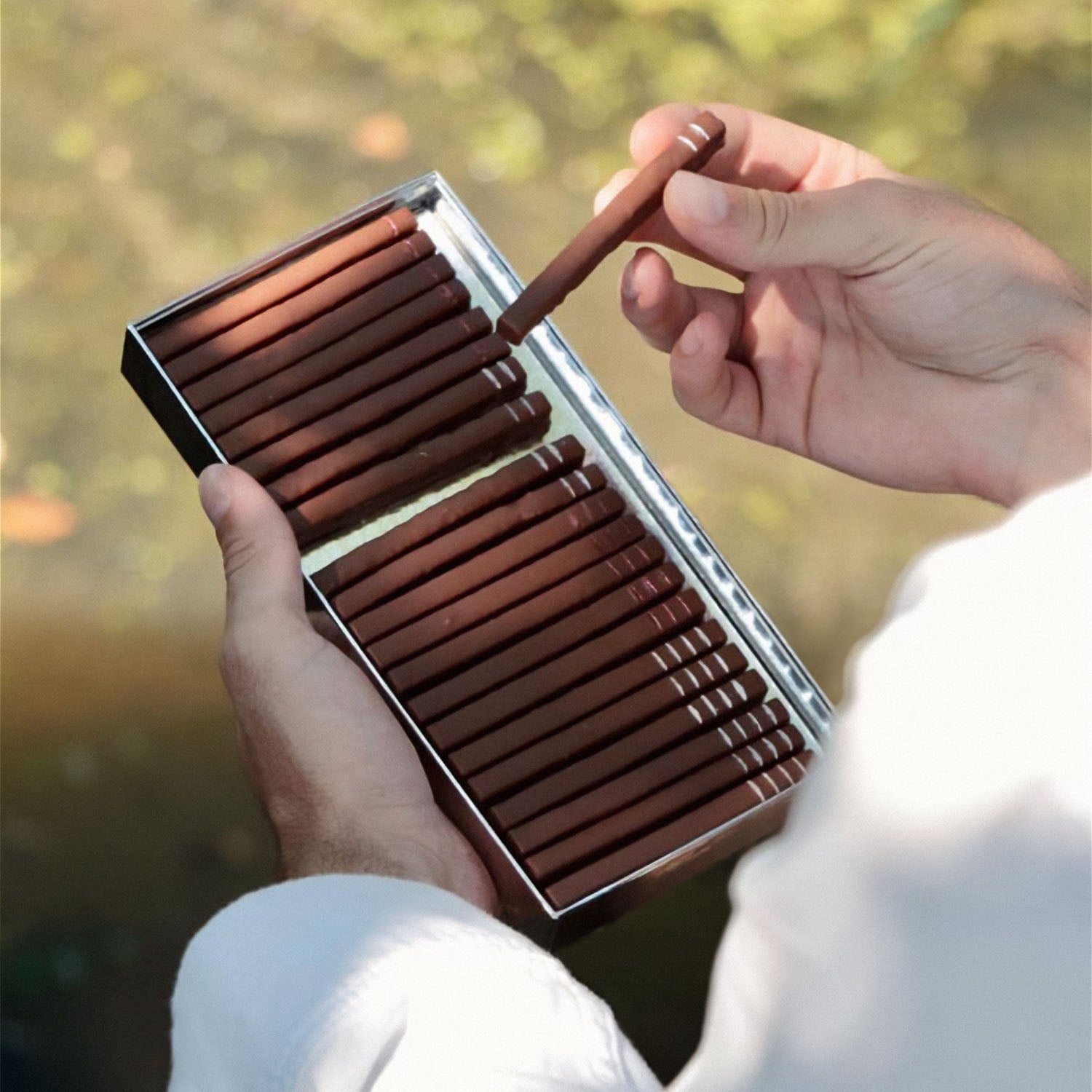 Découvrez le coffret de chocolats pralinés au lait, en forme de barre de dégustation par Cavaletti Paris. 