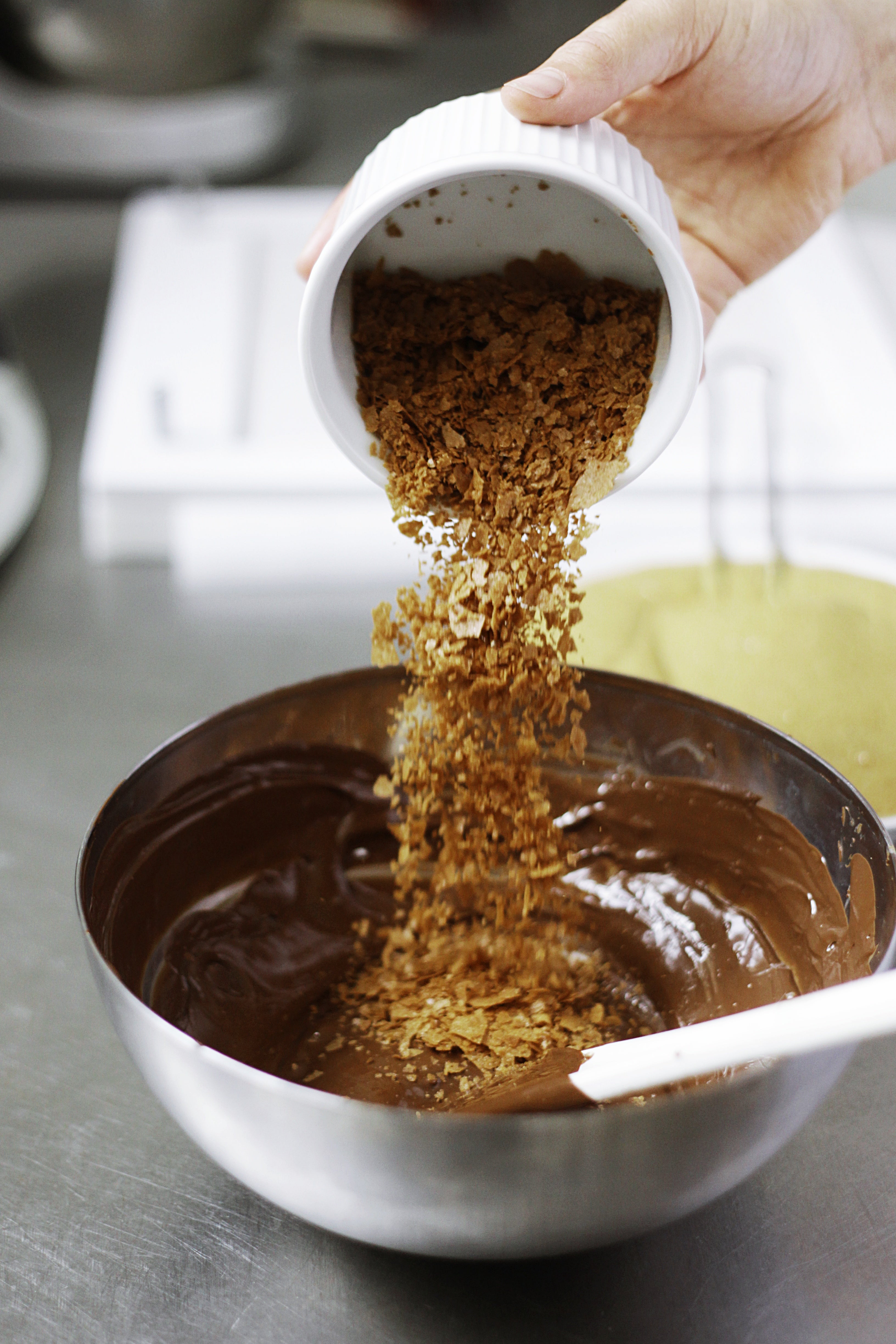 Confection de nos oeufs praliné noir à la crêpe dentelle pour nos oeufs de paques. Confection artisanale, faite maison dans notre chocolaterie de Neuilly Sur Seine.