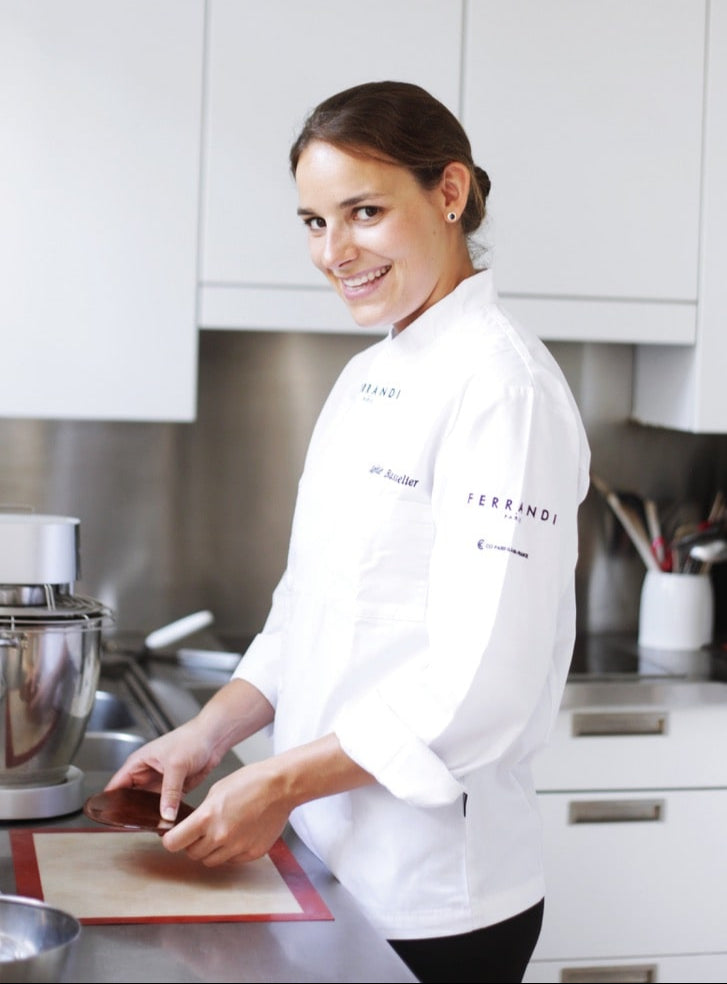 Sophie Basselier, maitre chocolatier imagine ses chocolats pralinés artisanaux dans sa boutique à Neuilly sur Seine près de Paris