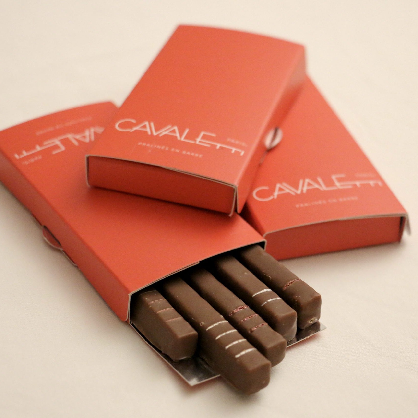 Assortiment 5 barres pralinées en lot de 5 coffrets de chocolat. Des coffrets d'attetion pour offrir lors d'un diner par exemple. par Cavaletti Paris.