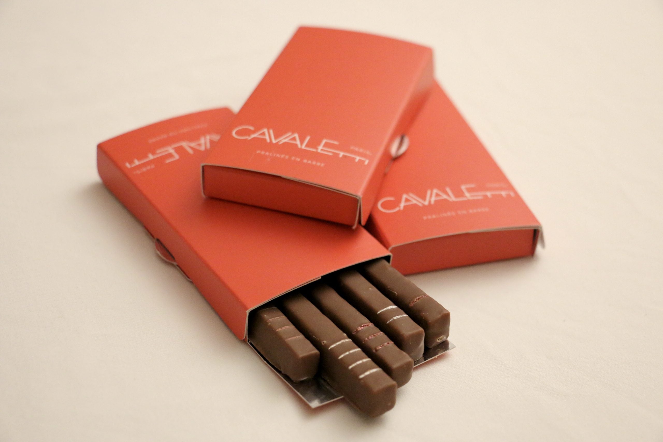 Assortiment 5 barres pralinées en lot de 5 coffrets de chocolat. Des coffrets d'attetion pour offrir lors d'un diner par exemple. par Cavaletti Paris.