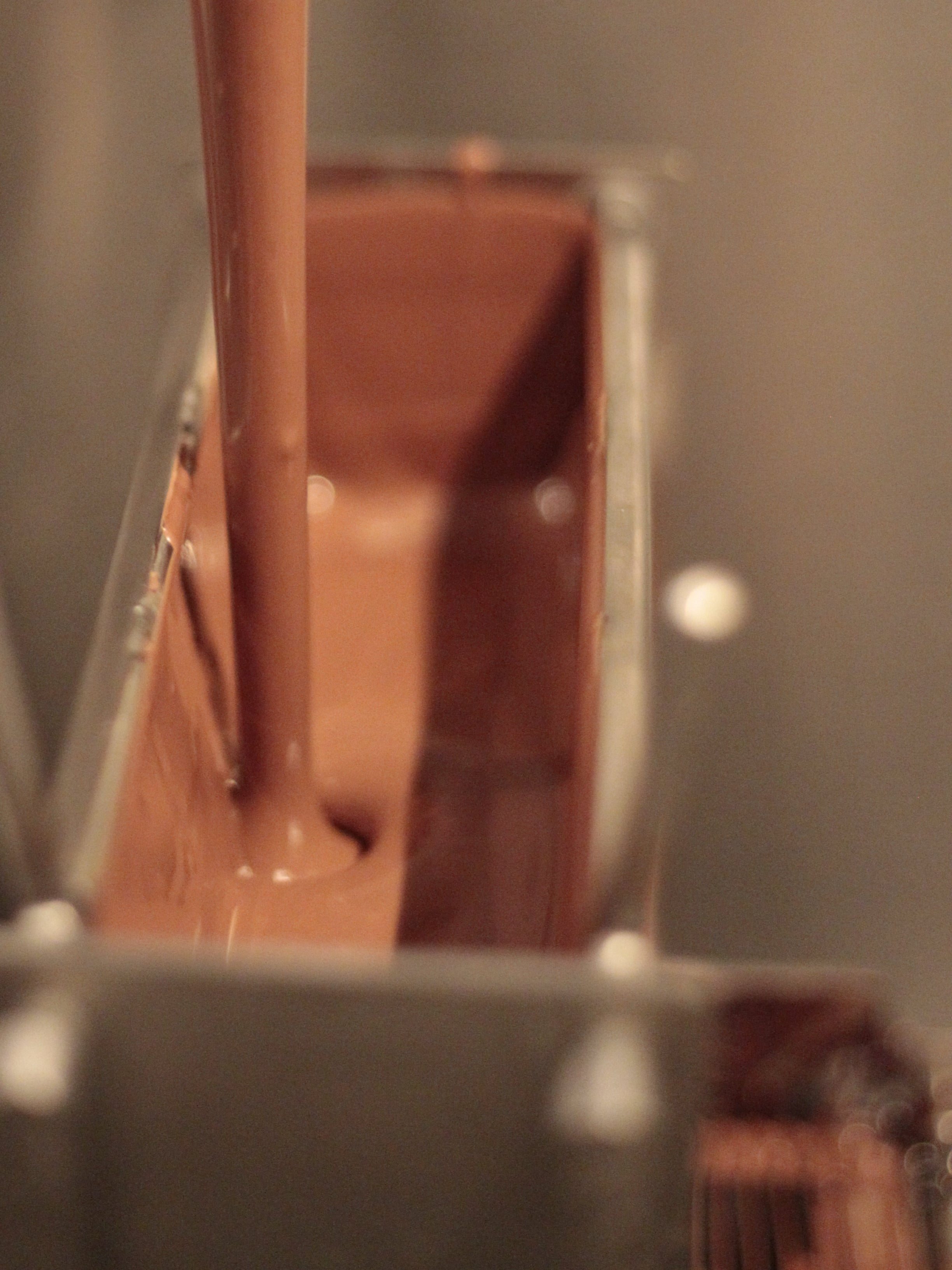 Chocolat au lait chauffé à juste température pour couler nos chocolats de paques fabriqués artisanalement dans notre boutique de Neuilly.