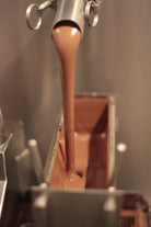 Chocolat au lait chauffé à juste température pour couler nos chocolats de paques fabriqués artisanalement dans notre boutique de Neuilly. 