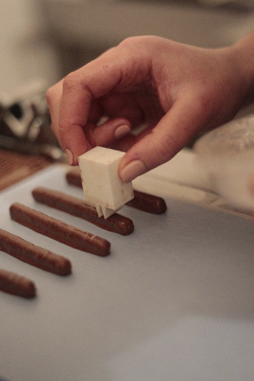 Travail a la main des barres chocolatés Cavaletti Paris, barre pralinées artisanales, proposées en cadeaux d'affaires.