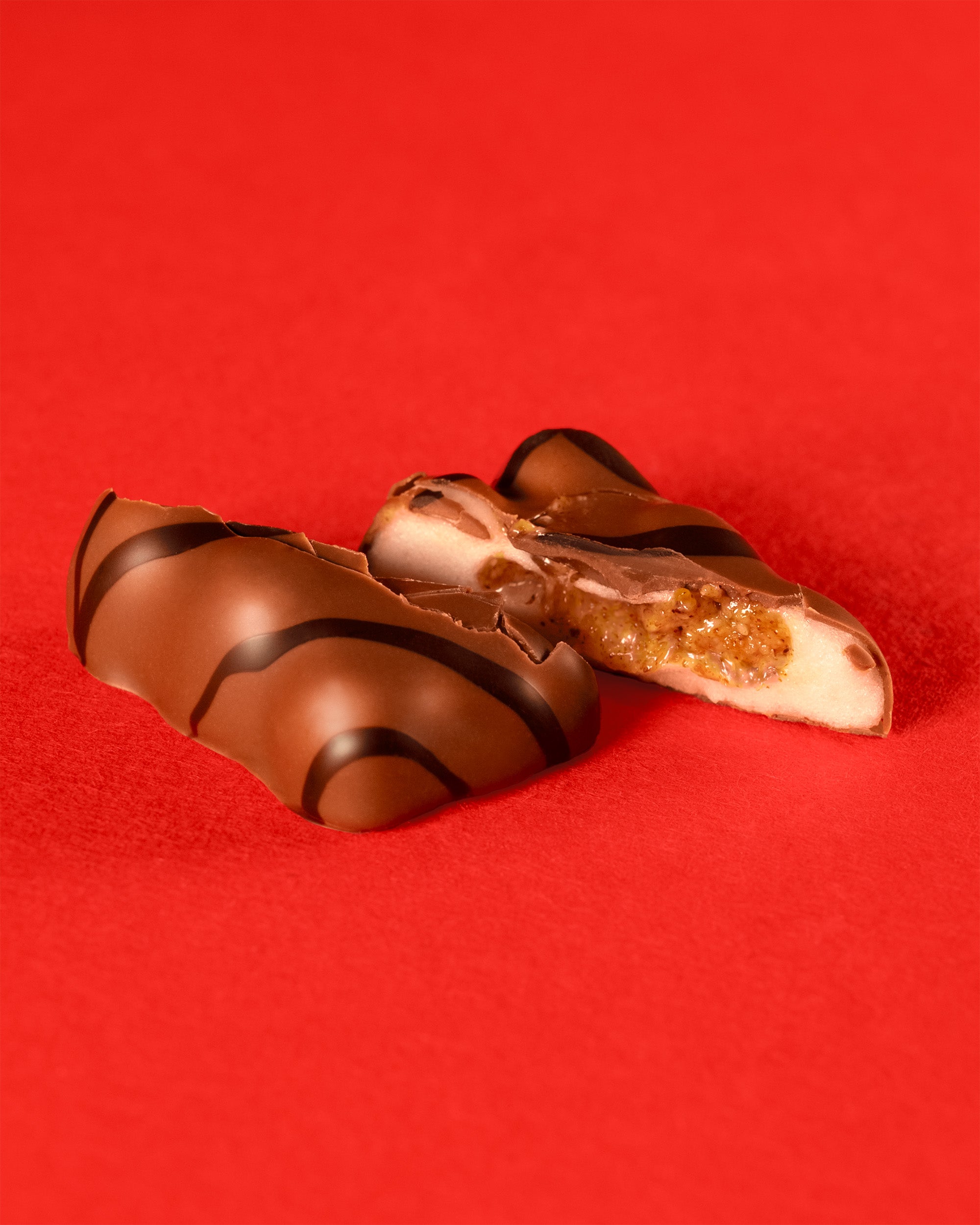 découpez d'un Ourson Guimauve chocolat au lait fourré au Praliné par Cavaletti Paris, chocolatier à Neuilly sur Seine.