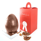 Oeuf de pâques en chocolat au lait et au praliné noisette. Création artisanale par Cavaletti Paris, chocolatier à Neuilly sur Seine. 