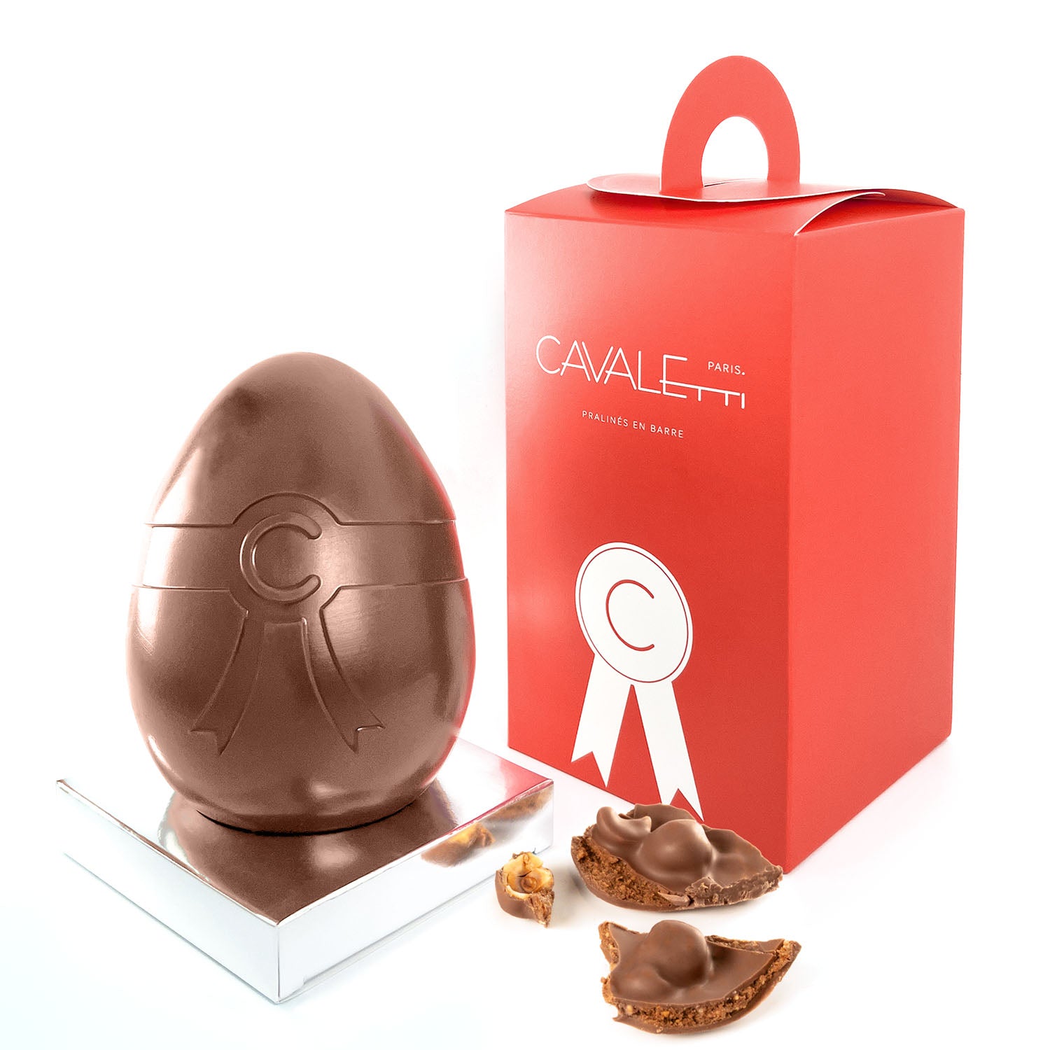 Oeuf de pâques en chocolat au lait et au praliné noisette. Création artisanale par Cavaletti Paris, chocolatier à Neuilly sur Seine. 
