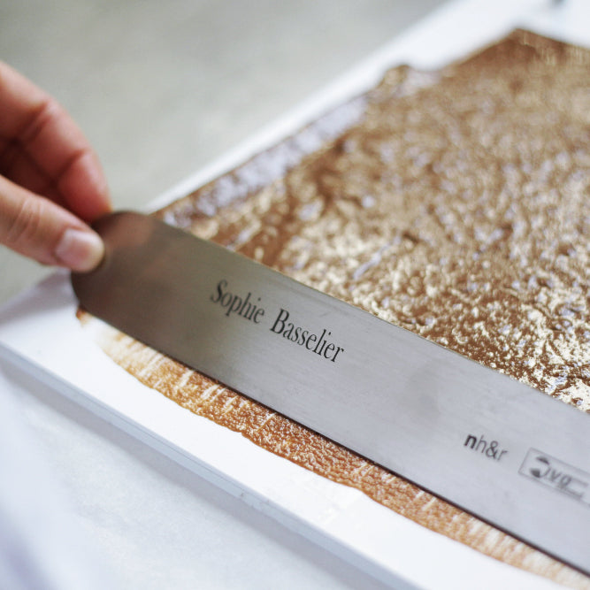 Maitre Chocolatier; Sophie Basselier confectionne ses praliné de manière artisanale dans sa boutique de Neuilly sur Seine près de Paris