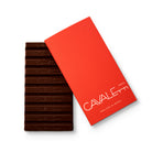 Tablette de chocolat noir fourrée au praliné maison à l'ancienne, par Cavaletti Paris. 