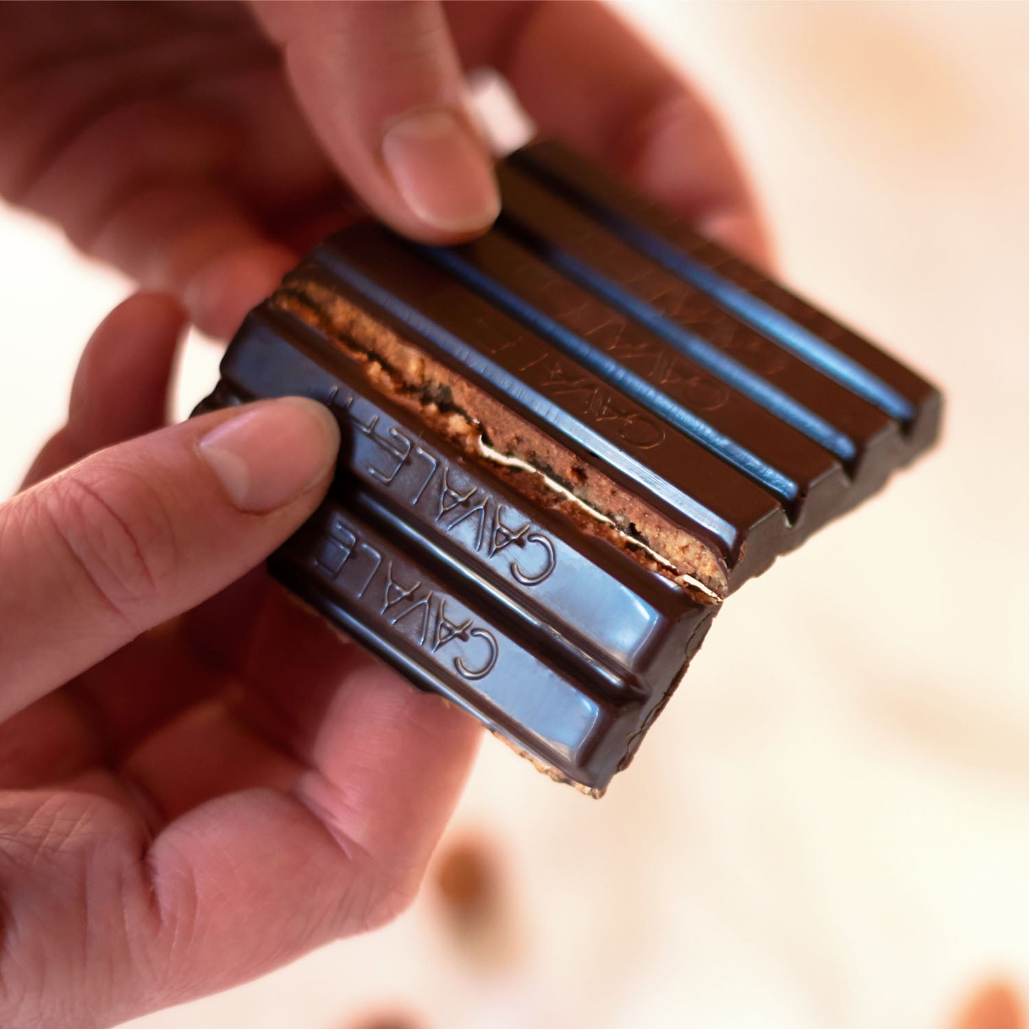 Tablette de chocolat noir fourrée au praliné maison à l'ancienne, par Cavaletti Paris.